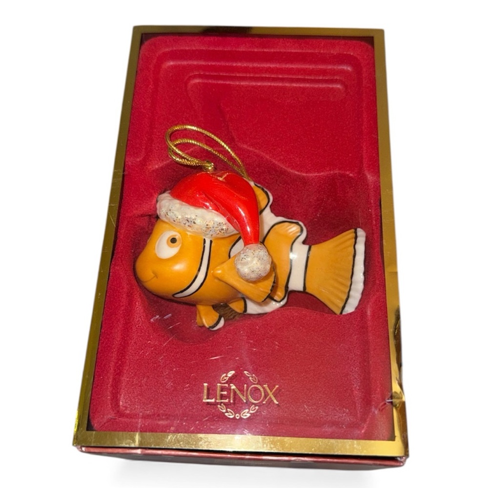 Lenox Disney showcase “Nemo Finds Christmas”